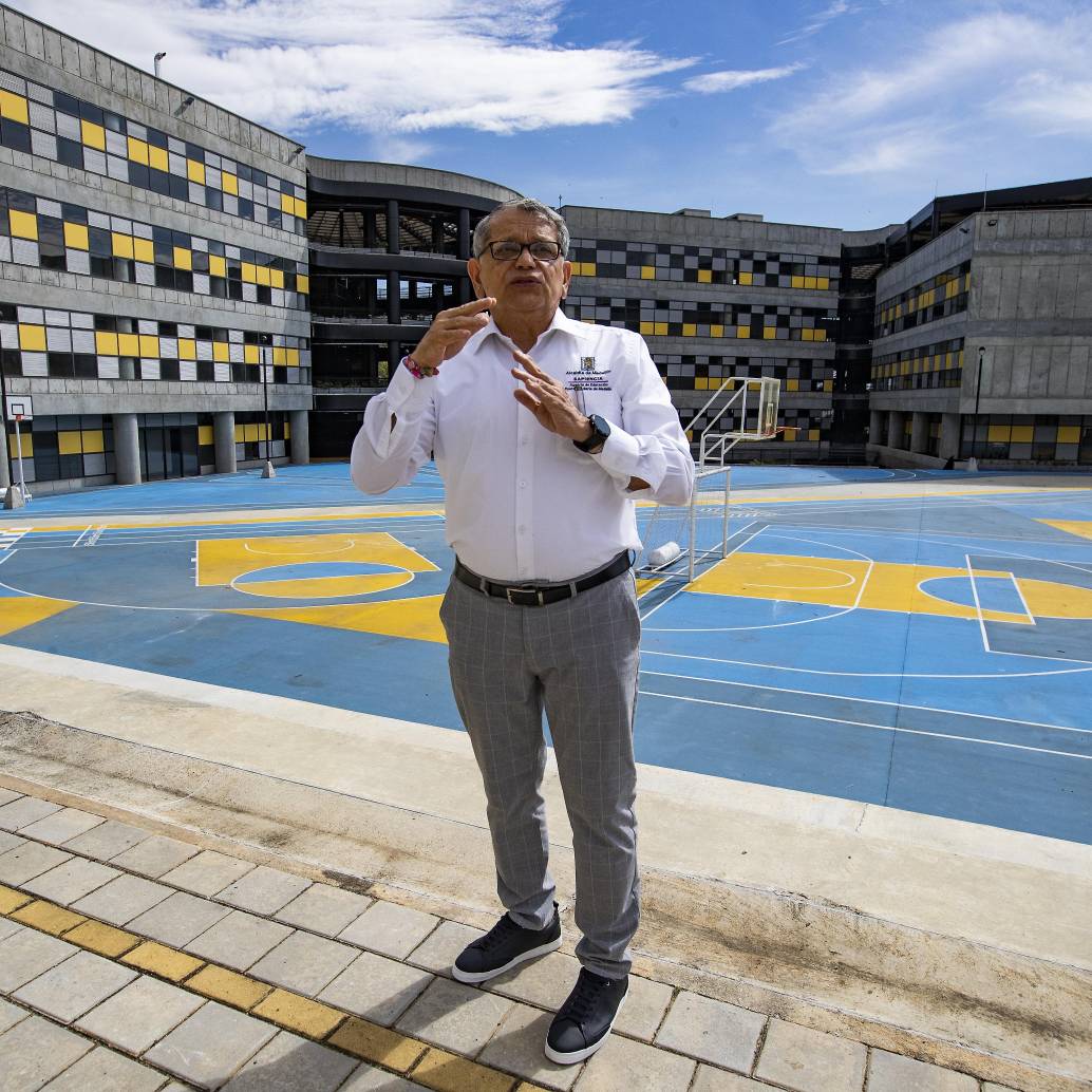 El exdirector de Sapiencia Carlos Alberto Chaparro, uno de los llamados por la Personería, en una de las sedes de la entidad. Foto: Manuel Saldarriaga Quintero