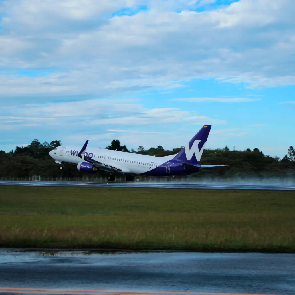 La aerolínea Wingo anunció que operará más de 750 vuelos entre el 3 y el 13 de octubre (semana de receso), reforzando rutas hacia el Caribe, Antioquia y Bucaramanga. FOTO: Cortesía Wingo