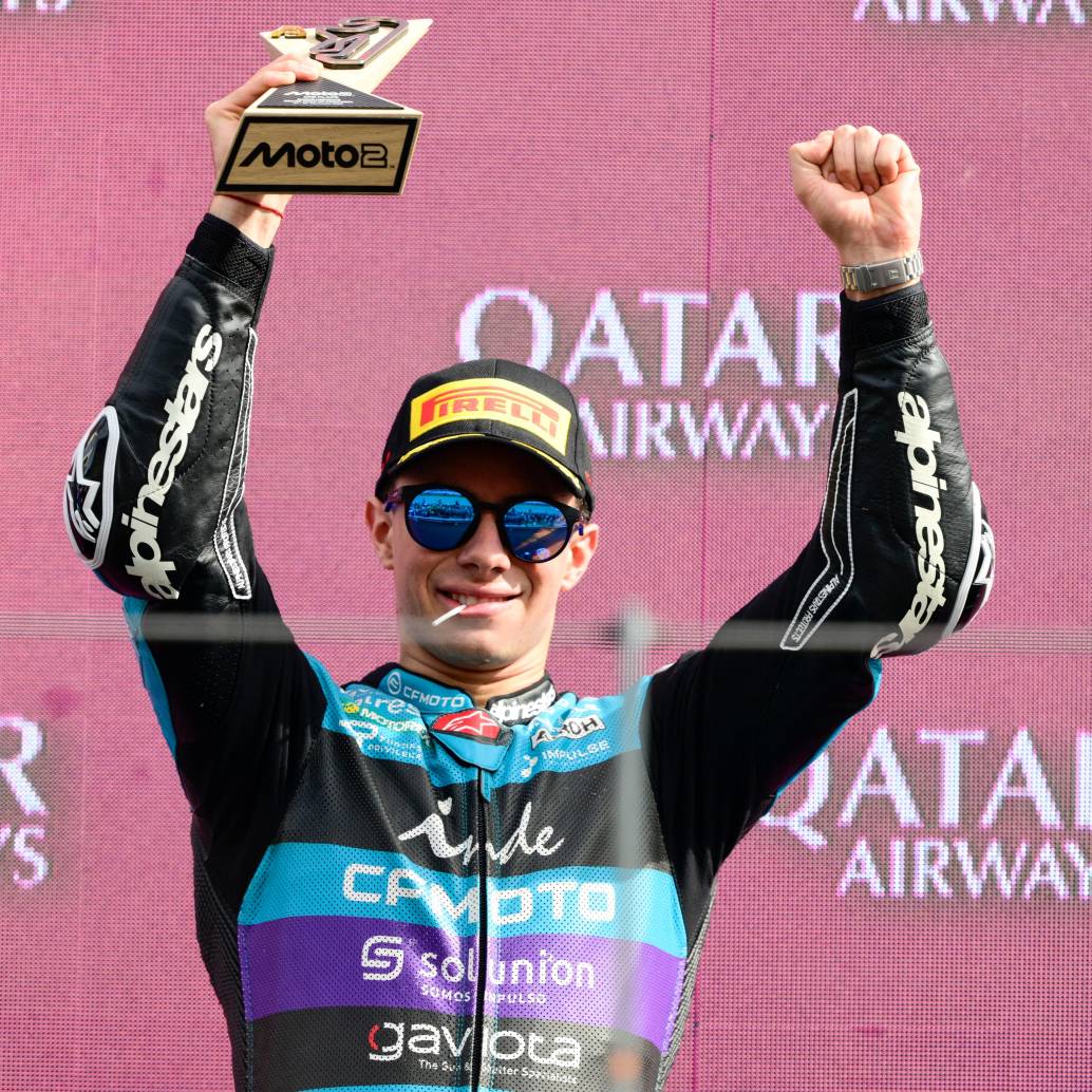 El piloto colombiano David Alonso celebra su tercer podio consecutivo en Moto 2 y el quinto de su primera temporada en la categoría intermedia de Moto GP. FOTO: GETTY