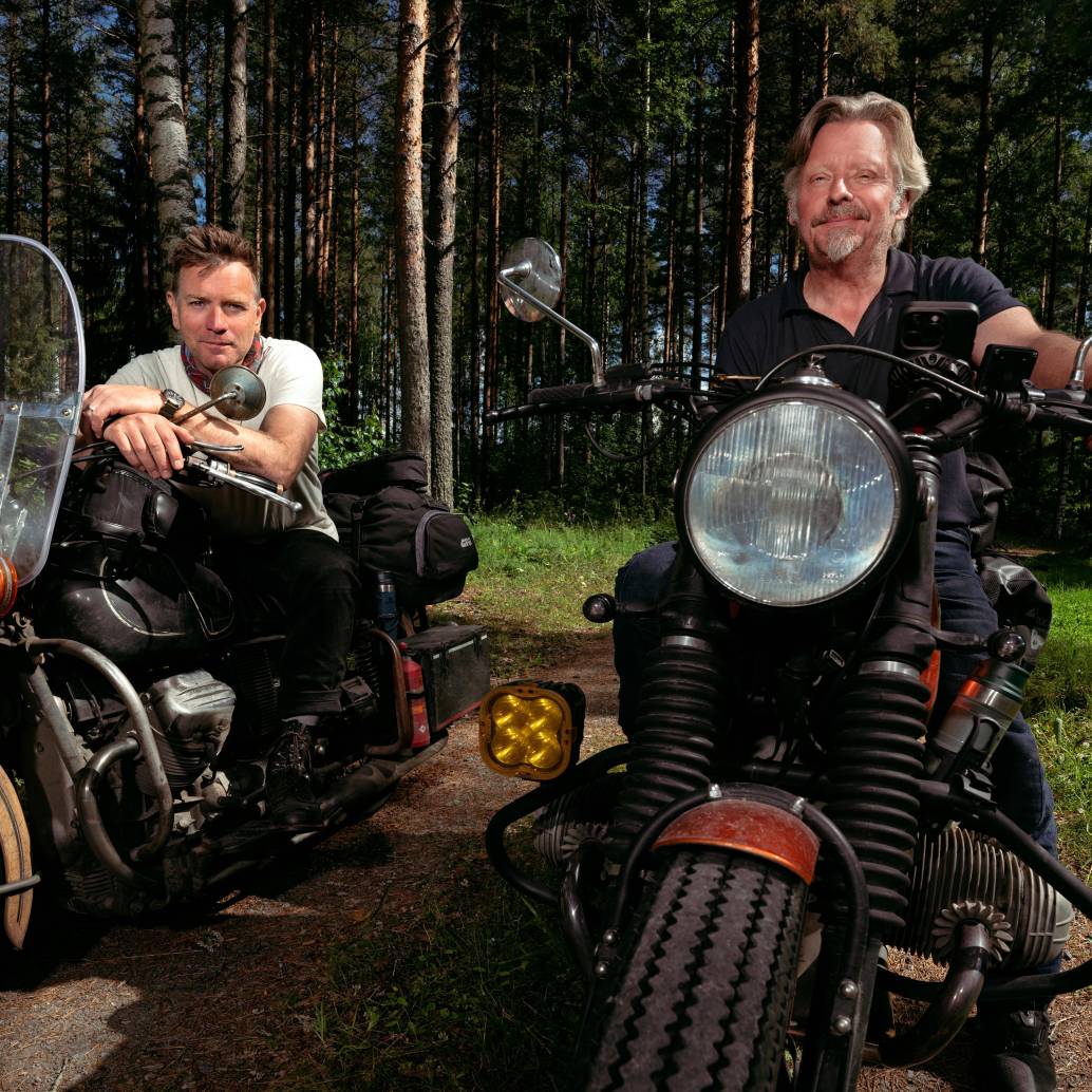 Ewan McGregor y Charley Boorman en su viaje por Europa en esta nueva temporada. FOTO Cortesía Apple TV+