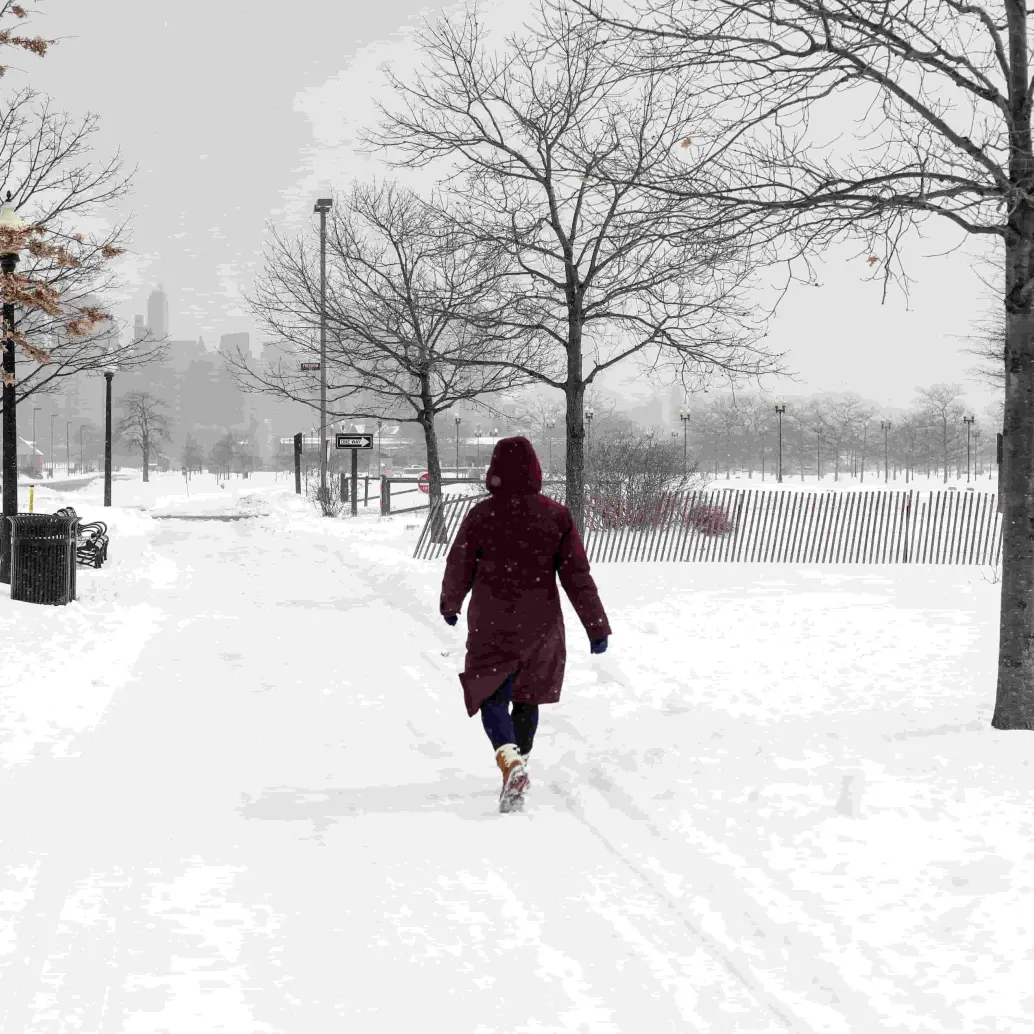 Las autoridades mantienen alertas rojas ante la llegada de la tormenta invernal Fern, que amenaza con acumulaciones históricas de hielo, cortes de energía y graves afectaciones en el transporte en el sur de Estados Unidos. IMAGEN DE REFERENCIA. FOTO: AFP. 