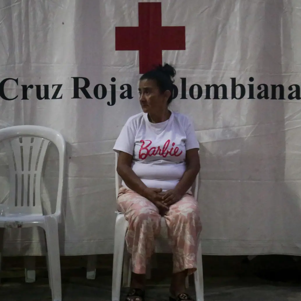 Una mujer espera atención en un punto de la Cruz Roja Colombiana. FOTO: COLPRENSA