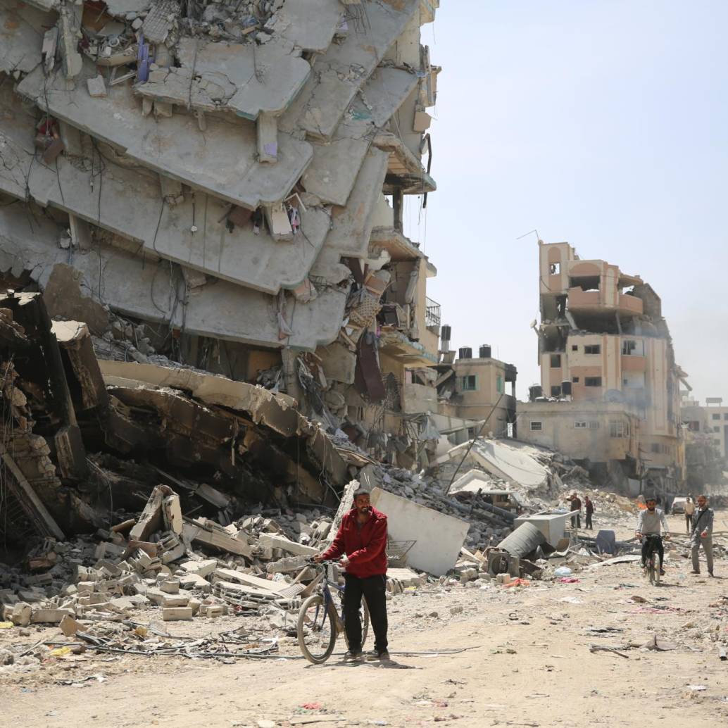 <span class="mln_uppercase_mln">Un</span><b><span class="mln_uppercase_mln"> hombre camina cerca de los escombros de un edificio dañado mientras el área alrededor del Hospital Al-Shifa es destruida en la ciudad de Gaza, el 1 de abril de 2024. FOTO: Anadolu via Getty Images</span></b>
