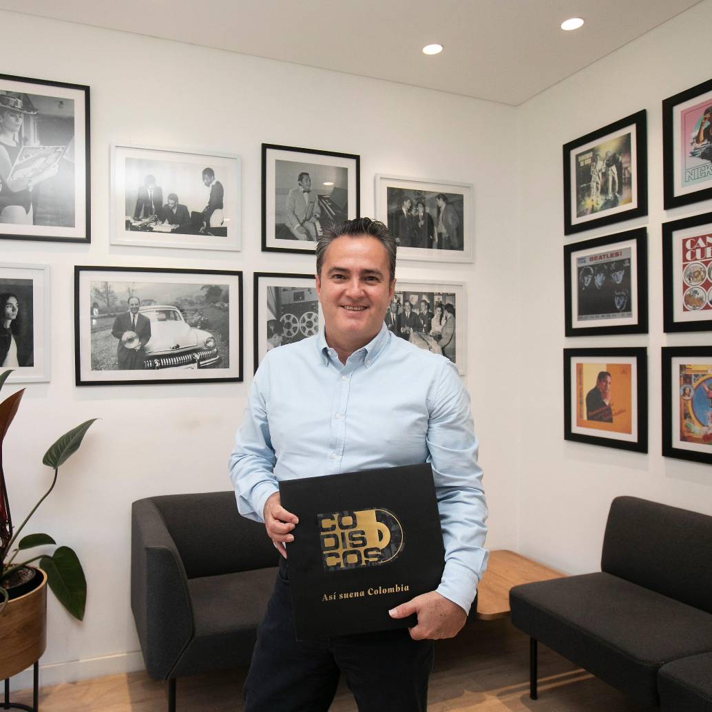 Andrés Ovalle, presidente de Codiscos, con el libro que conmemora los 75 años de la empresa. FOTO<b> </b>Esneyder Gutiérrez.