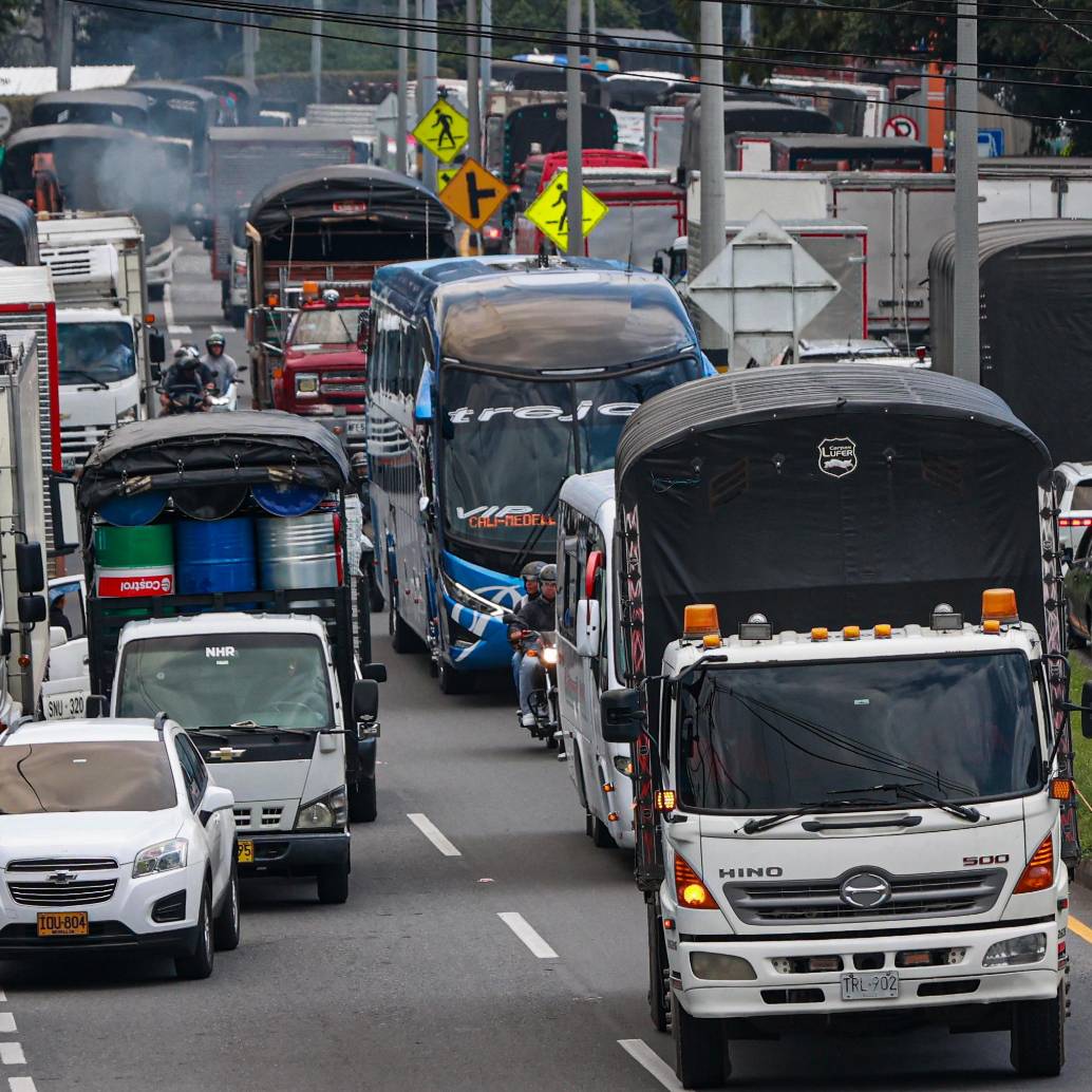 Un fuerte trancón se registró en la vía que conecta a Medellín con Caldas y el Eje Cafetero, debido a las protestas de transportadores de carga y mercancías que iniciaron en la madrugada de este lunes. Foto: Manuel Saldarriaga Quintero.