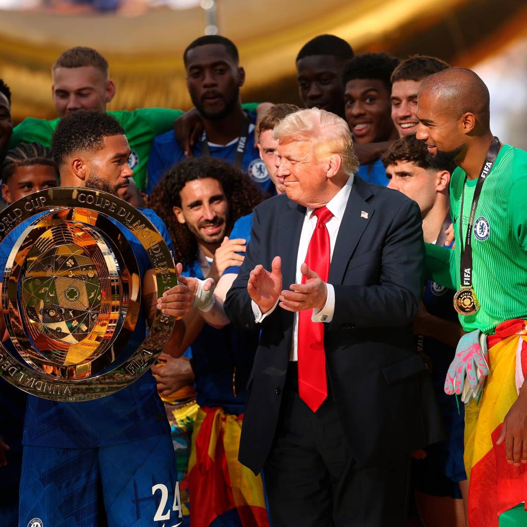 Hasta Infantino pareció desesperado por sacar a Trump de un momento que solo le correspondía a los jugadores del Chelsea. FOTO: GETTY