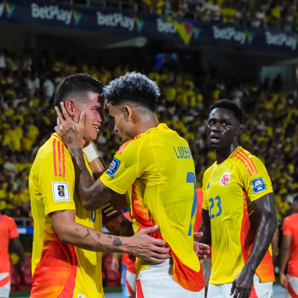 James Rodríguez de Colombia (izq.) celebra con su compañero Luis Díaz (der.) tras anotar el segundo gol de su equipo durante un partido de clasificación para la Copa Mundial de la FIFA 2026 entre Colombia y Bolivia en el Estadio Metropolitano Roberto Meléndez el 4 de septiembre de 2025 en Barranquilla, Colombia. (Foto de David Nieto/Eurasia Sport Images/Getty Images)