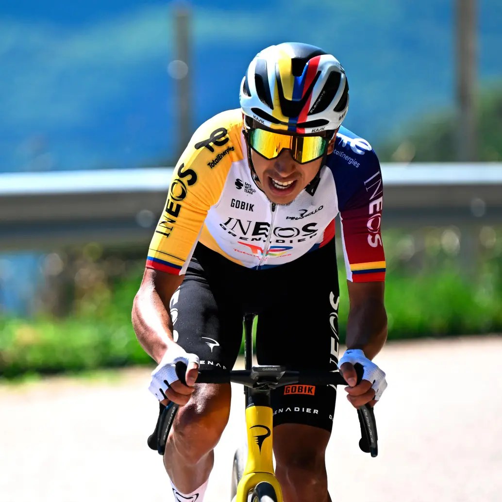 Egan Bernal, de 29 años, volvió a meterse en el podio de una de las grandes vueltas del ciclismo después de 1.805 días. La última vez había sido el 30 de mayo de 2021, cuando ganó el Giro. Foto: Getty