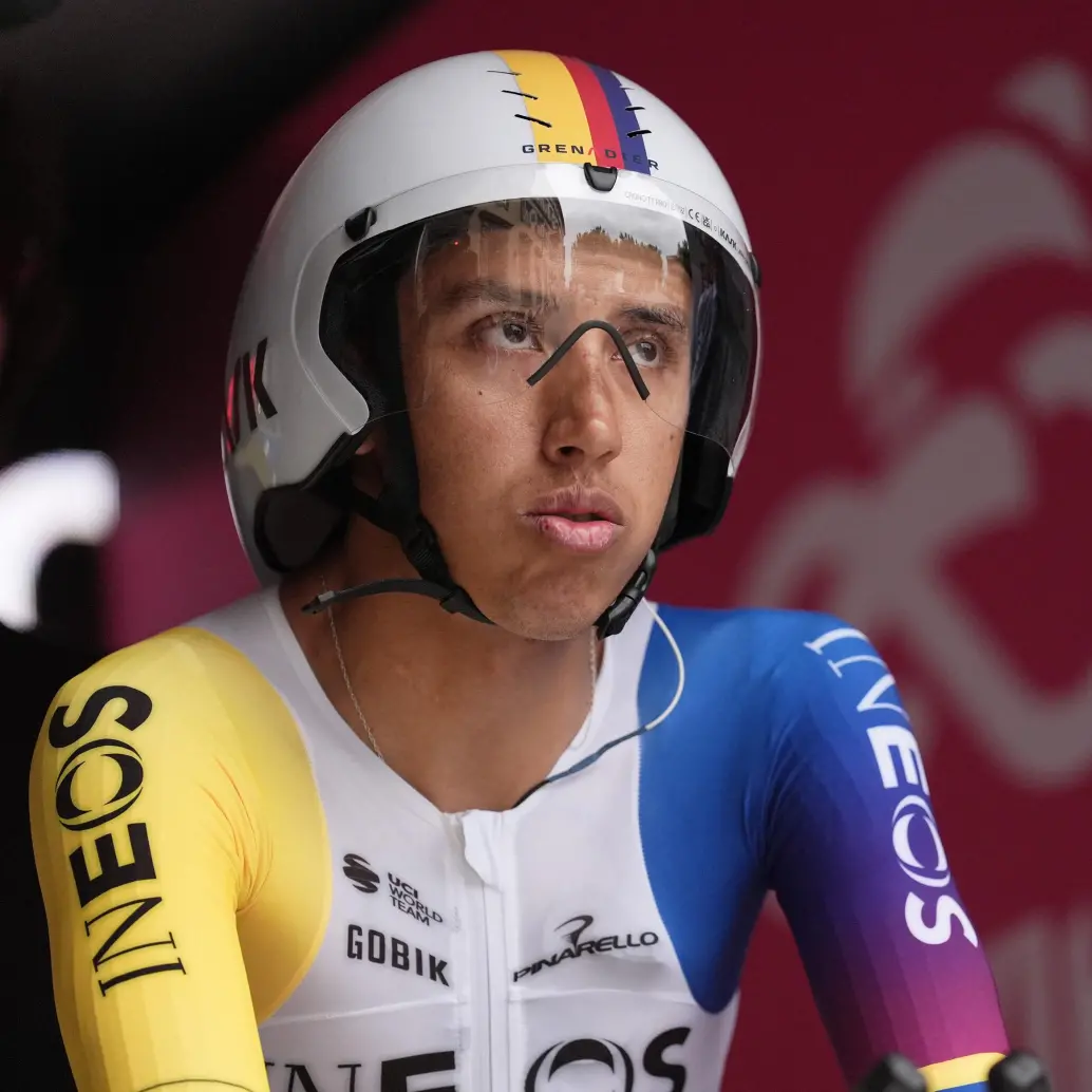 El colombiano Egan Bernal sufrió una caída en la décima etapa del Giro, la contrarreloj individual, a causa de la fuerte lluvia. FOTO X: @giroditalia
