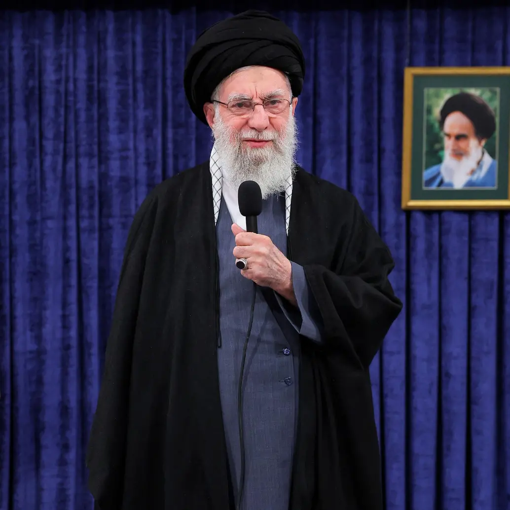 Crecen las dudas en Irán sobre el paradero de su líder supremo, el ayatolá Alí Jamenei, en medio de la ofensiva organizada por Estados Unidos e Israel. FOTO: XINHUA