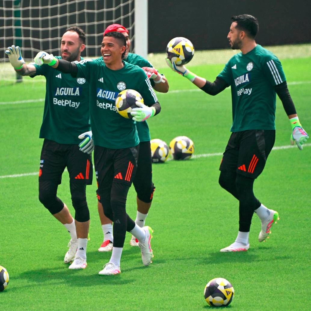 En la imagen se observa a los tres porteros de la convocatoria: David Ospina, Kevin Mier y Camilo Vargas, en un ambiente de alegría. FOTO AFP