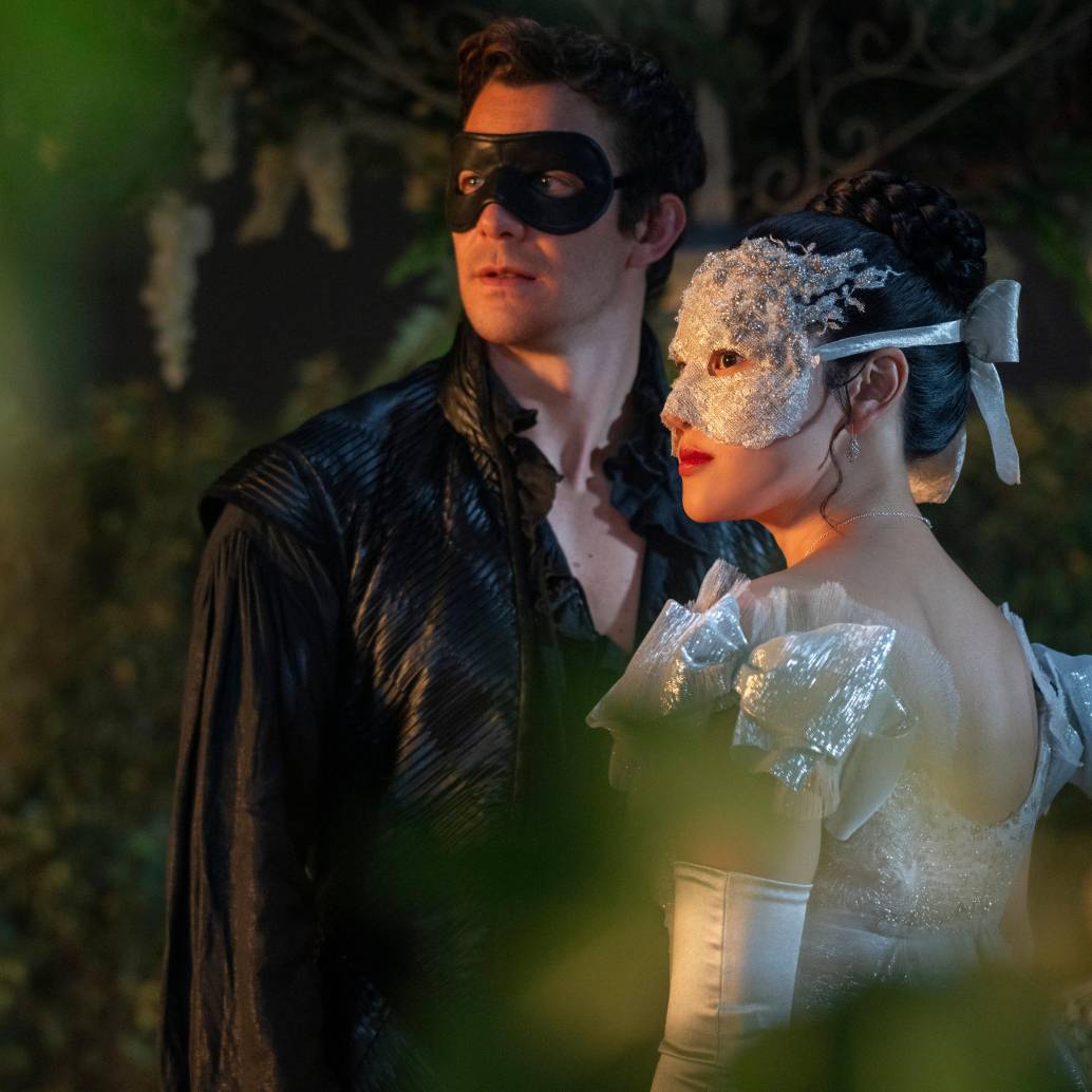 Luke Thompson y Yerin Ha, los protagonitas de Bridgerton. Para esa máscara de Yerin (quien interpreta a Sophie) se moldeó su rostro y se hicieron 5 muestras diferentes. FOTO Cortesía Netflix