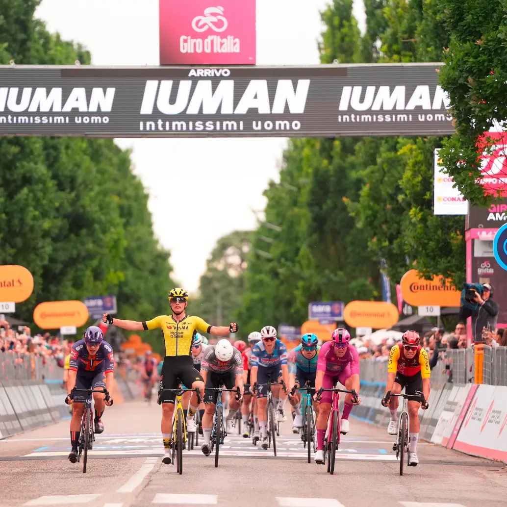 La imagen de la llegada y el festejo de Olav Kooij tras imponerse en la etapa 12 del Giro. FOTO @giroditalia