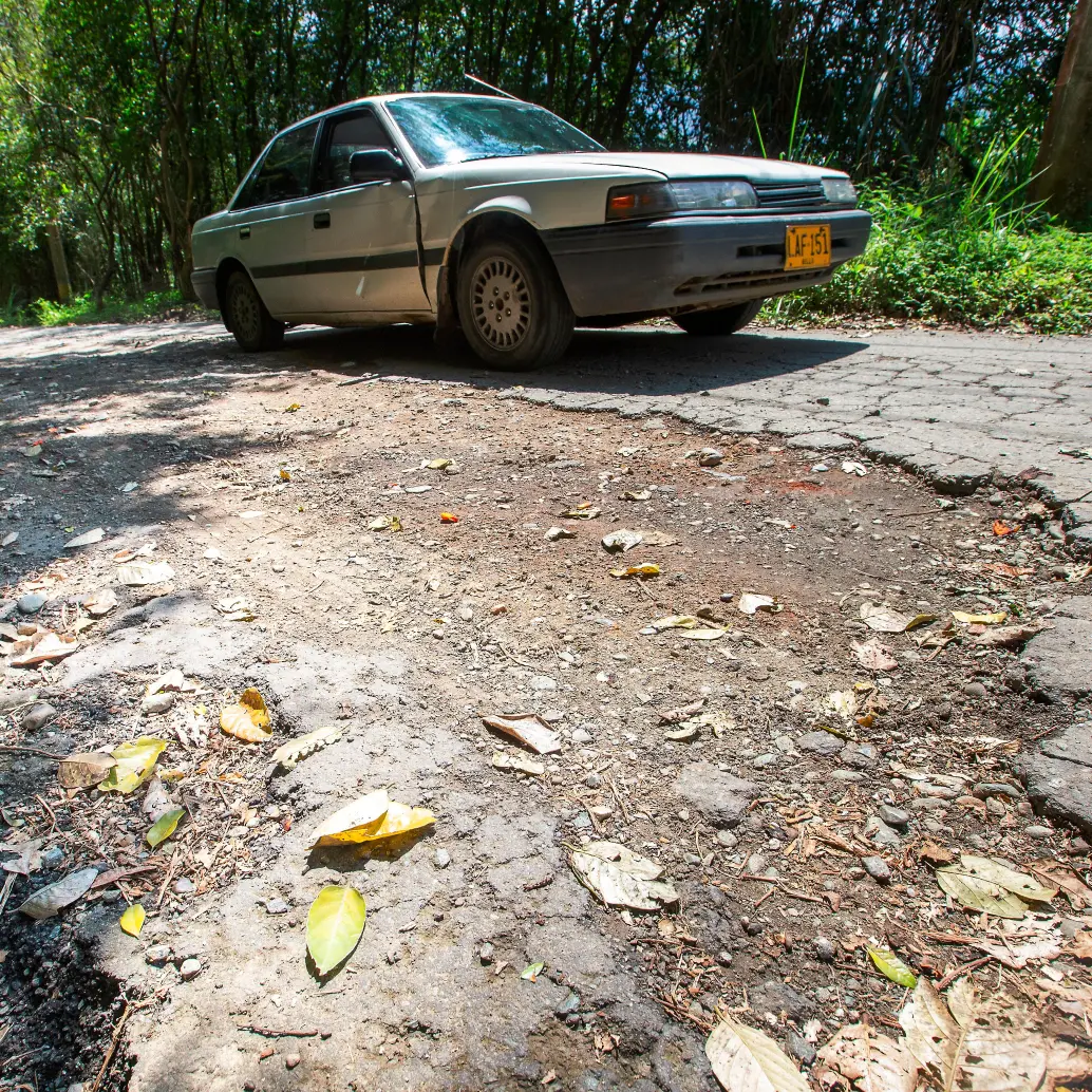 La última vez que le pusieron mano a la vía, según el alcalde, fue en 1998. Desde hace varios años este carreteable sufre un fuerte deterioro y se ha convertido en una trampa peligosa. <b><span class="mln_uppercase_mln"> </span></b>FOTO<b><span class="mln_uppercase_mln"> JUAN ANTONIO SÁNCHEZ</span></b>