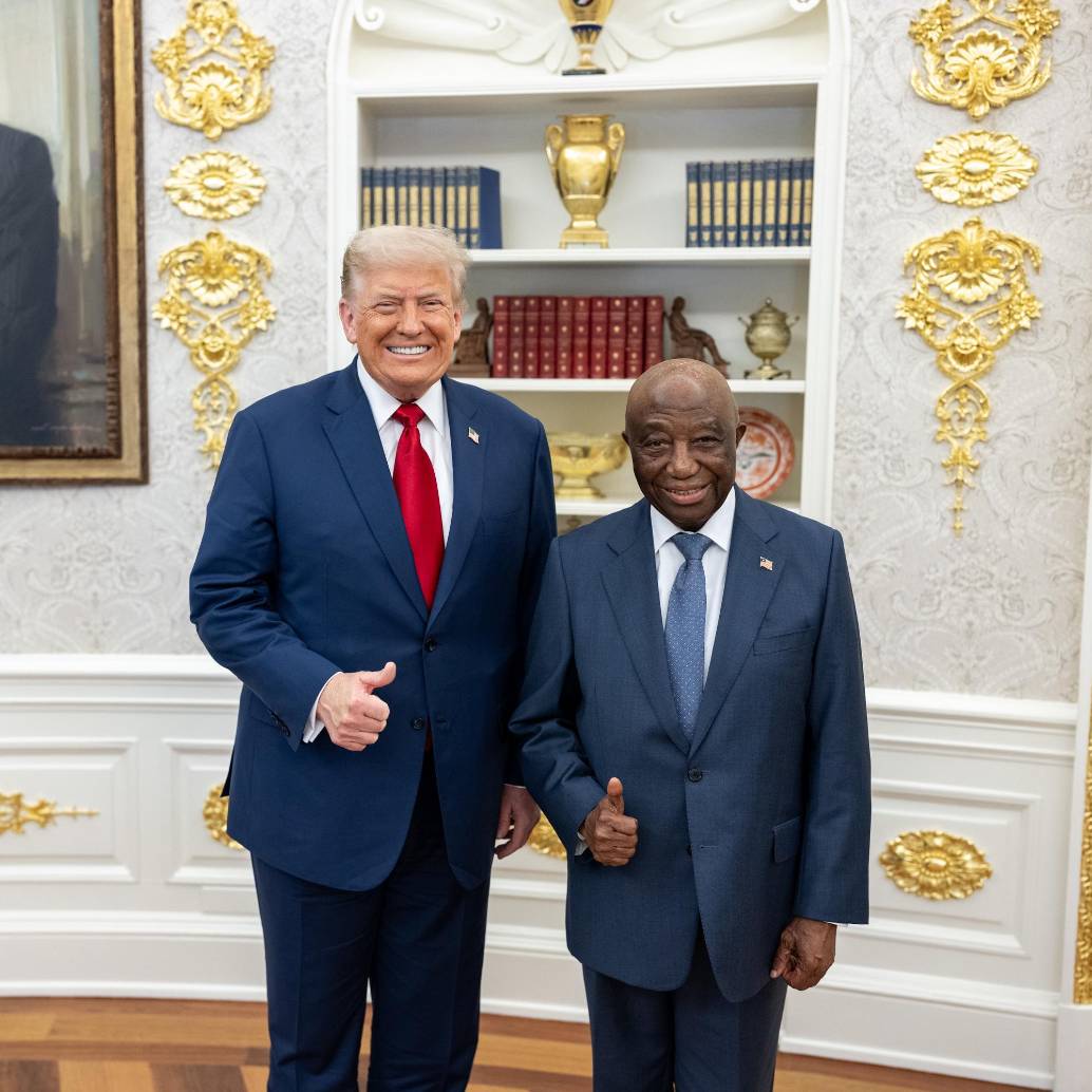 <span class="mln_uppercase_mln">El</span><b><span class="mln_uppercase_mln"> presidente estadounidense Donald Trump y su homólogo Joseph Boakai, de Liberia, en una reunión con líderes africanos el pasado 9 de julio de 2025. FOTO: CASA BLANCA</span></b>