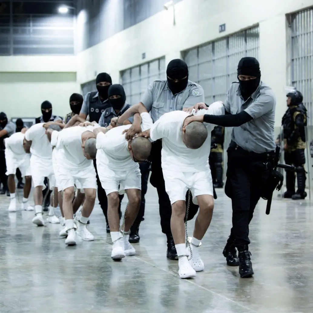 A las cárceles de El Salvador han sido llevados 90.200 presuntos pandilleros de los cuales 8.000 han salido libres tras ser declarados inocentes. Foto: Getty Images