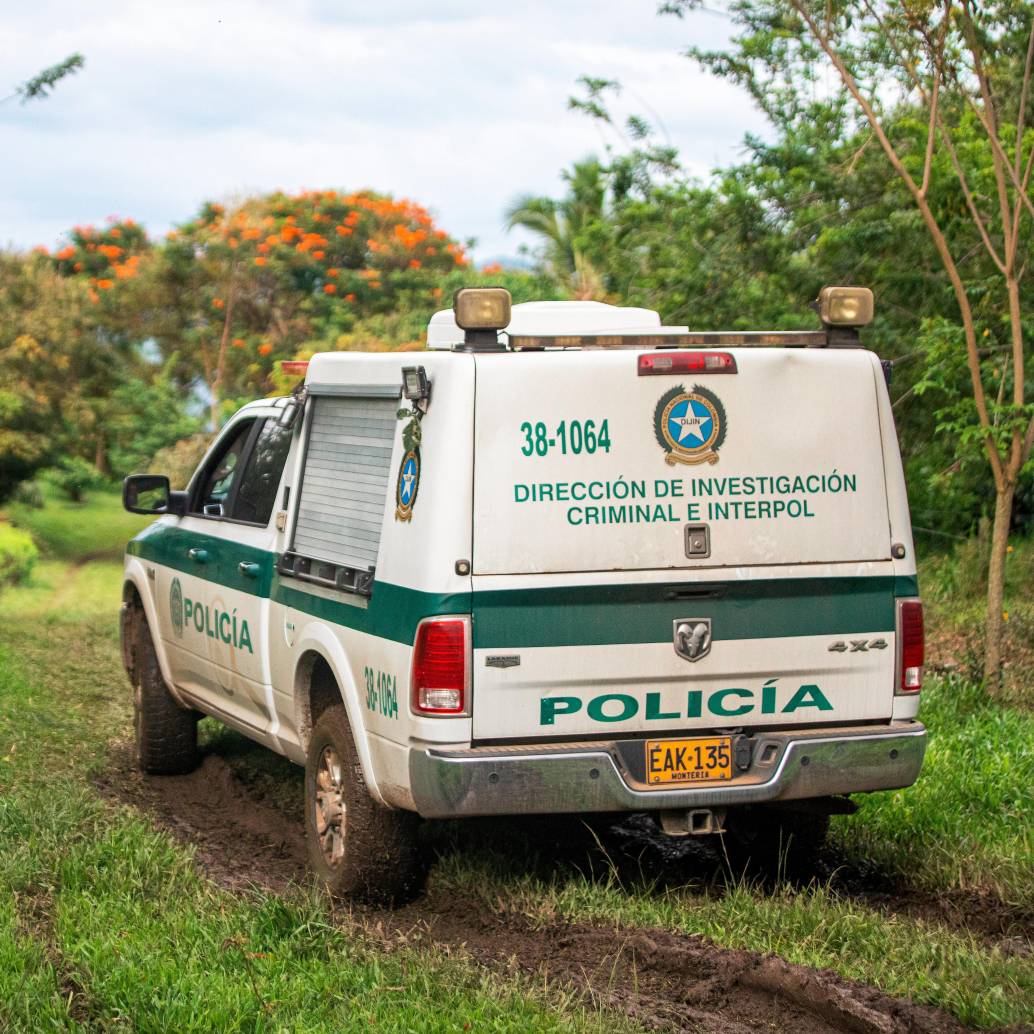 Los agentes de la Sijín de la Policía Metropolitana realizaron la inspección al cuerpo del hombre decapitado y apuñalado con sevicia en el Cerro Quitasol, de Bello. FOTO: ARCHIVO