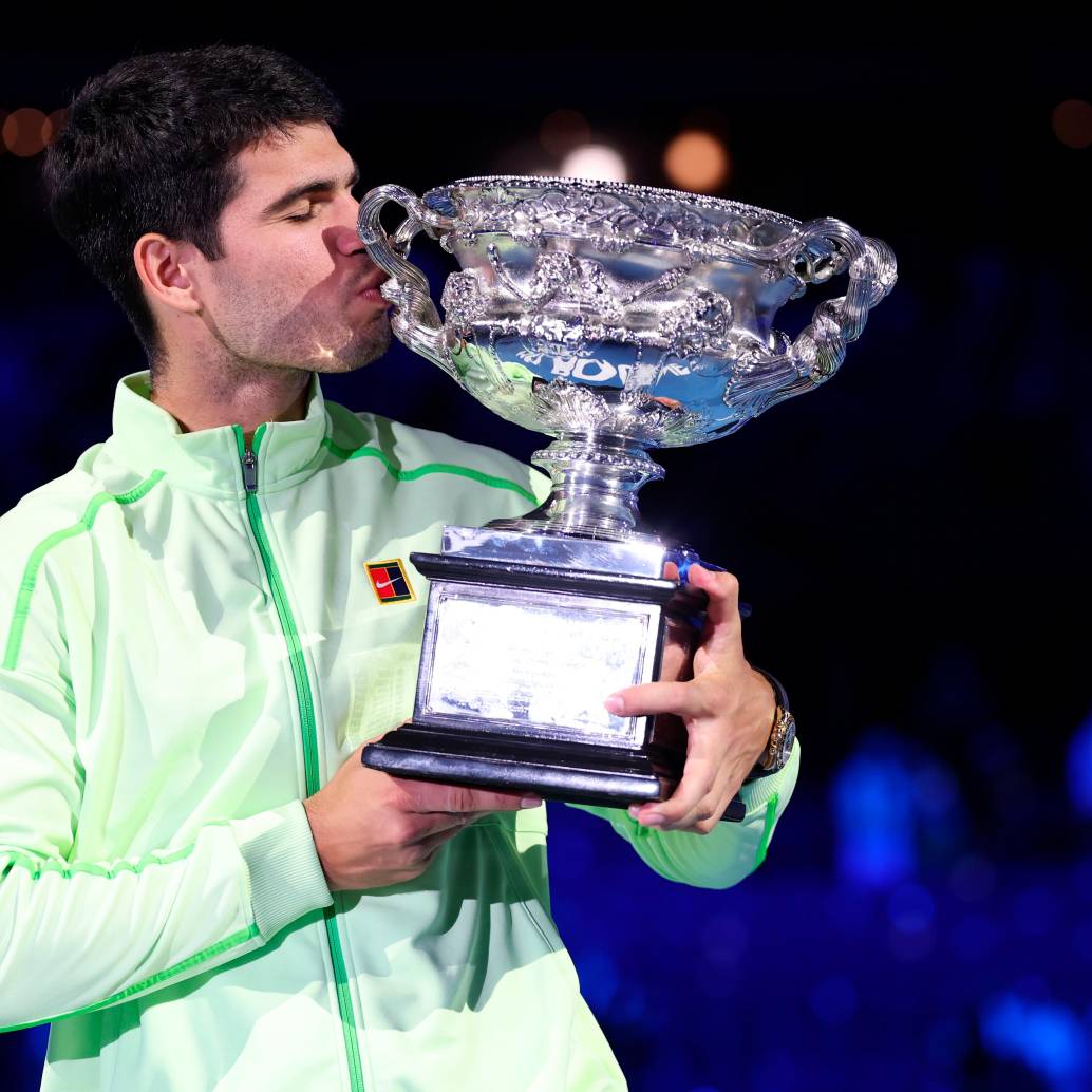 El tenista español Carlos Alcaraz consiguió, en tres años y tres meses, sumar siete títulos de Grand Slam y convertirse en el más joven en ganar los cuatro grandes del tenis mundial. El primero lo ganó el 11 de septiembre de 2022, en Estados Unidos. El más reciente, este domingo en Melbourne, Australia. <span class="mln_uppercase_mln">FOTO</span><b><span class="mln_uppercase_mln"> getty</span></b>