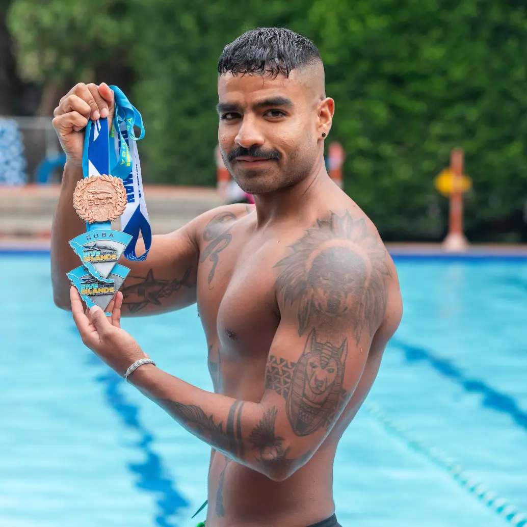 Deyron Moreno alcanzó el podio en la prueba de 2 km en el primer OceanMan cubano. FOTO: Esneyder Gutiérrez 