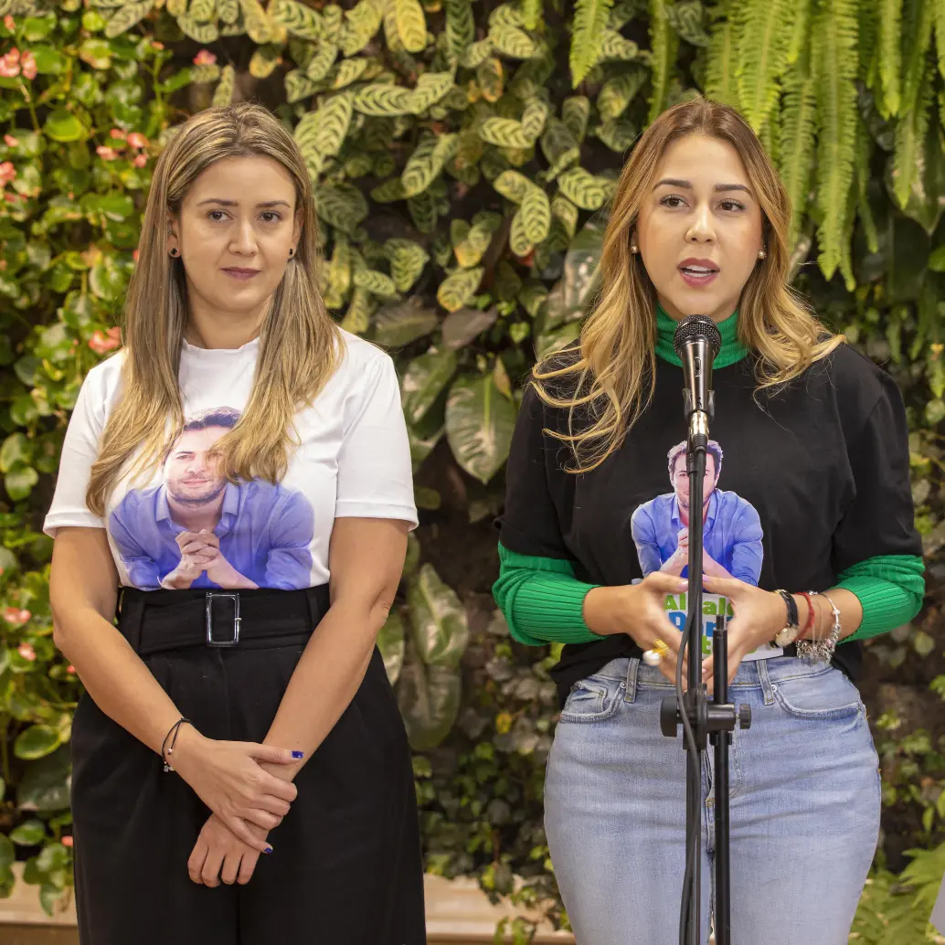 La exsecretaria de Salud de Medellín, Andreé Uribe, por los días en que fue nombrada alcaldesa encargada. A su izquierda, María Camila Villamizar y a su derecha Karen Bibiana Delgado, esta última implicada en el caso de Aguas Vivas. FOTO: Carlos Alberto Velásquez