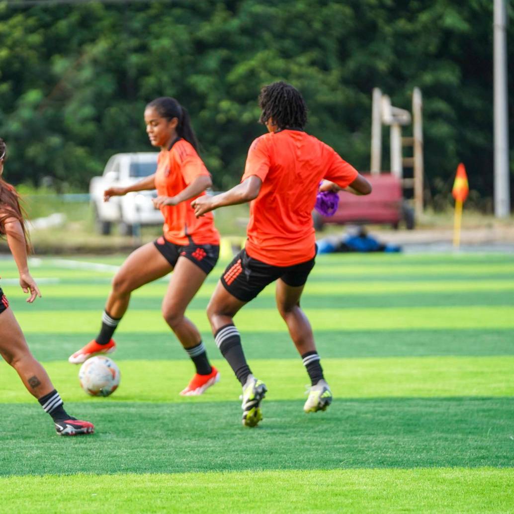 Maithé López (con el balón) podría ser titular con Colombia ante Venezuela por la expulsión de Gabriela Rodríguez. <span class="mln_uppercase_mln">FOTO</span> <b><span class="mln_uppercase_mln">cortesía fcf</span></b>