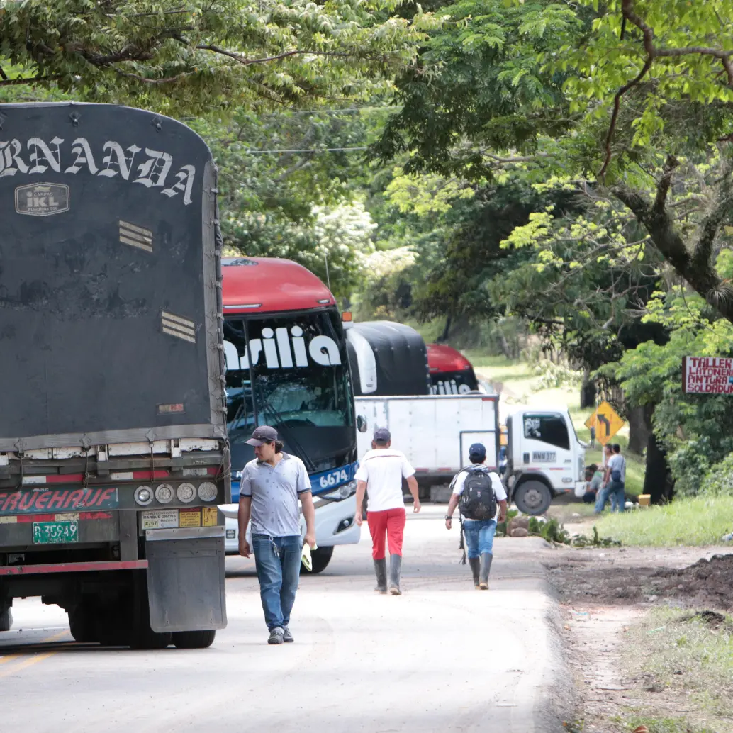 Bloqueos en Lebrija afectan el acceso a Bucaramanga y generan pérdidas millonarias en el comercio regional. FOTO COLPRENSA: 