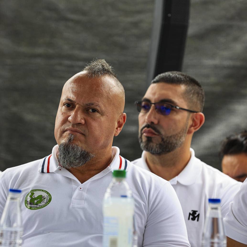 Freyner Alfonso Ramírez García, alias Carlos Pesebre, durante un evento en 2023 en el marco de los diálogos de paz entre las estructuras armadas del Valle de Aburrá y el Gobierno Nacional. Foto: Manuel Saldarriaga