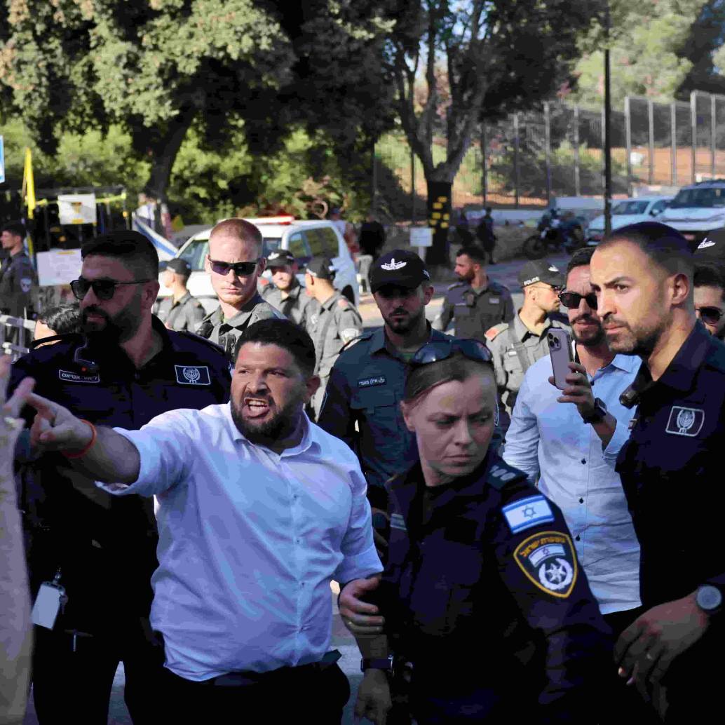 El miembro del parlamento israelí Almog Cohen (C) discute con activistas que se manifiestan frente al Parlamento israelí. FOTO: AFP