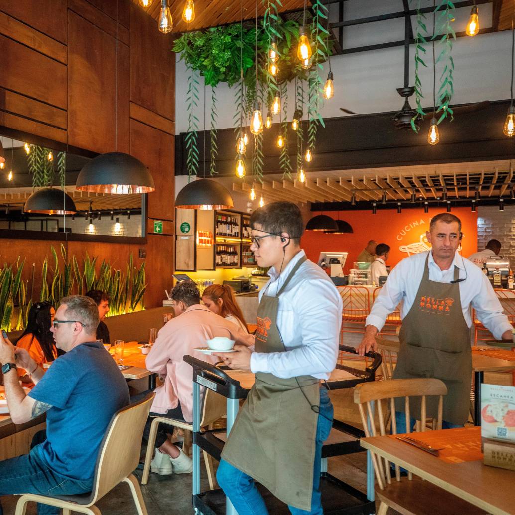 El sector de restaurantes y hoteles en Medellín y su Área Metropolitana concentra a más de 151.000 trabajadores, en su mayoría jóvenes entre 22 y 35 años. FOTO<b><span class="mln_uppercase_mln"> camilo suárez</span></b>