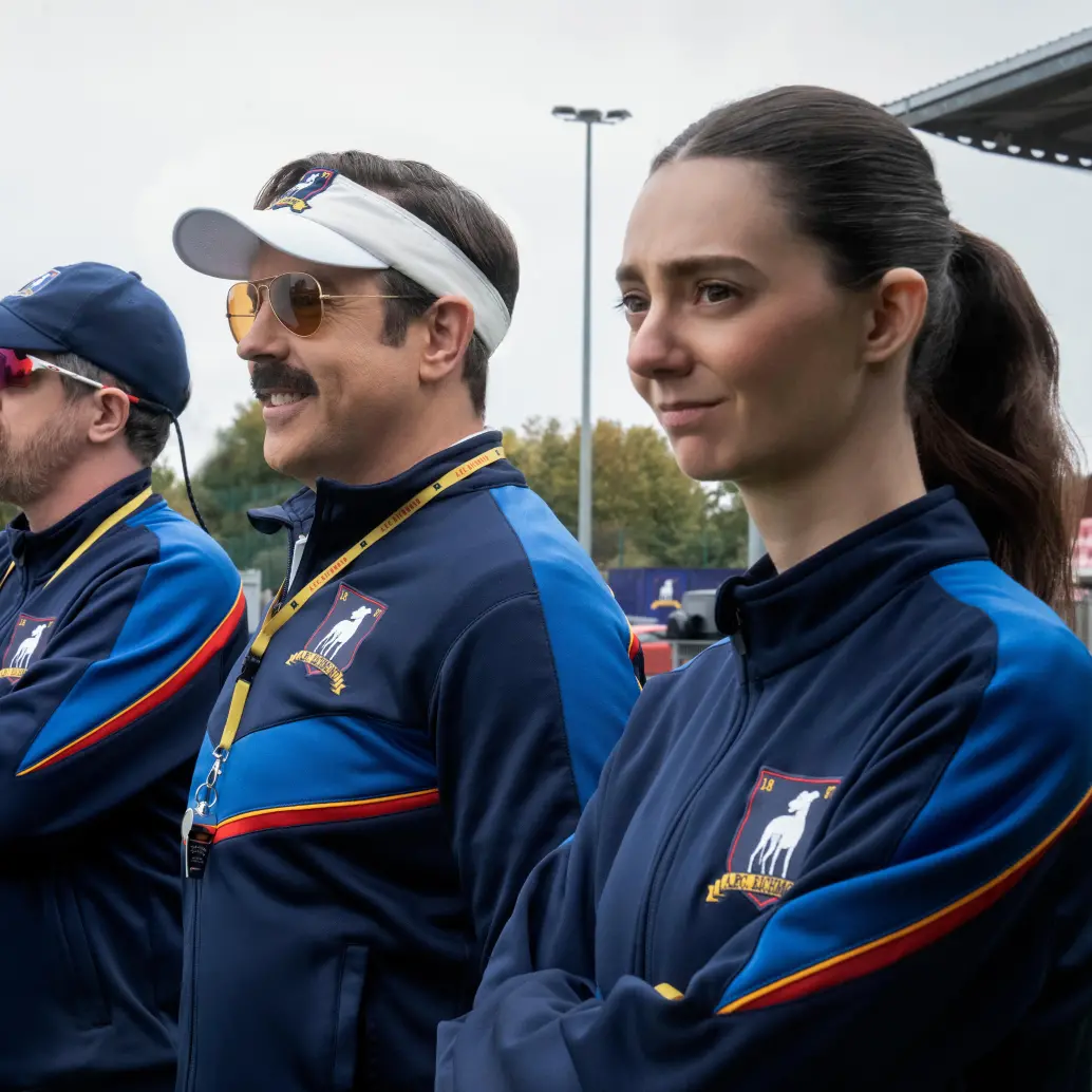 Brendan Hunt, Jason Sudeikis y Tanya Reynolds en la nueva temporada de Ted Lasso. FOTO Cortesía Apple TV