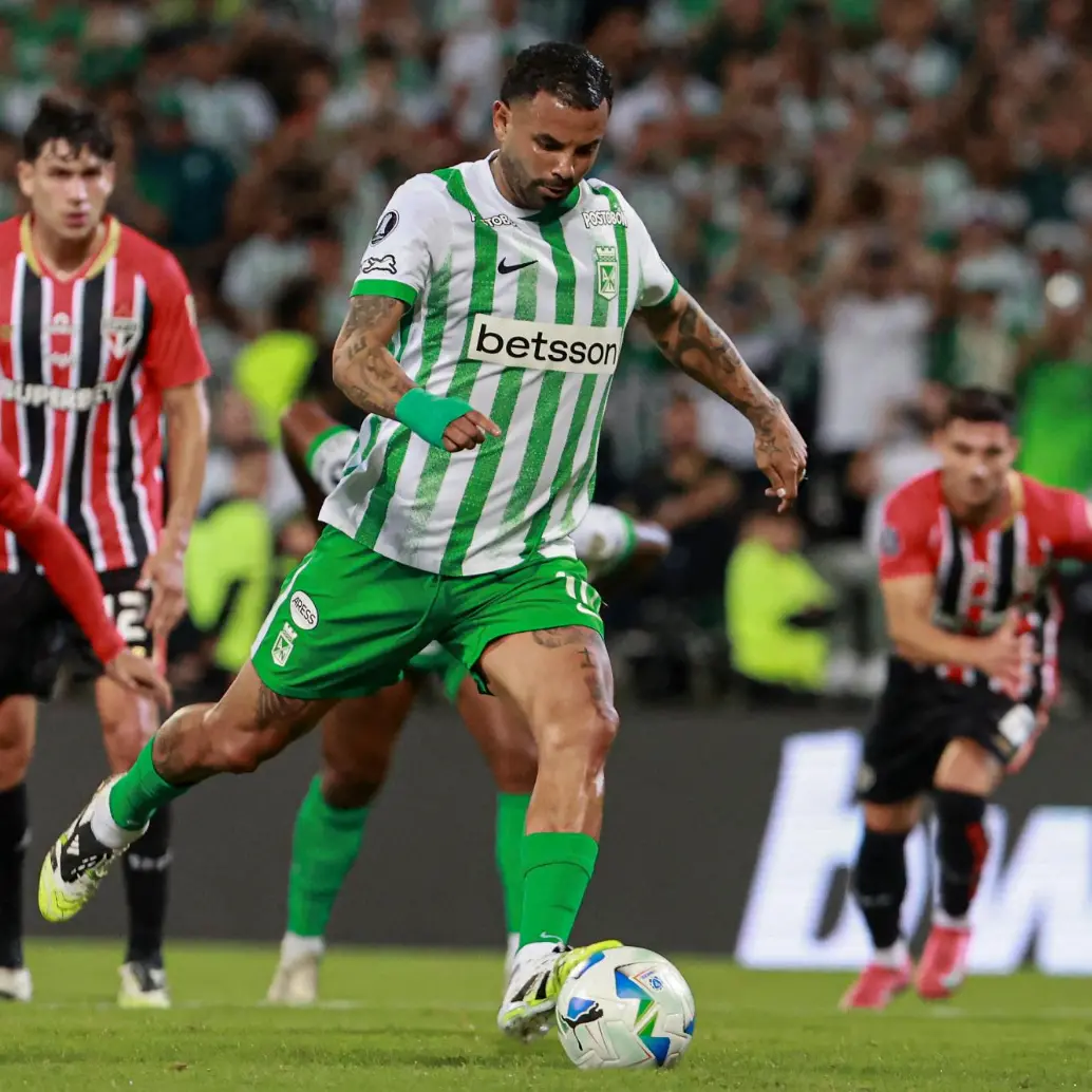 El volante antioqueño Edwin Cardona no tuvo buena puntería en el partido entre Atlético Nacional y Sao Paulo que se jugó en el Atanasio. Erró dos penaltis. FOTO: MANUEL SALDARRIAGA