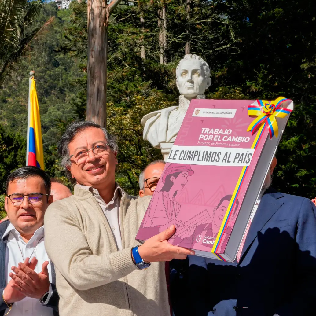 El pasado 16 de julio 16 de 2024, el presidente, Gustavo Petro Urrego, sancionó el proyecto de la reforma pensional en la Plaza de Bolívar. FOTO: Presidencia