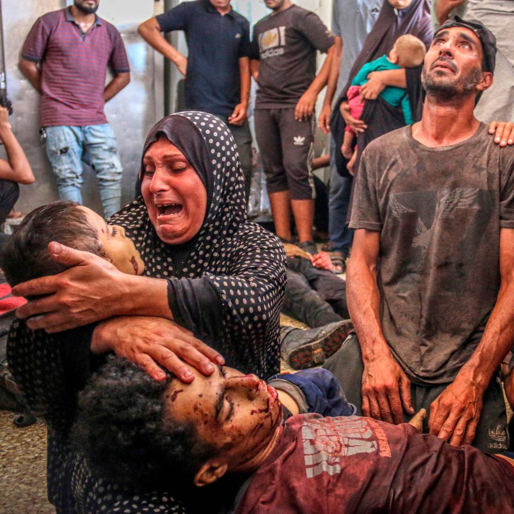 El fotógrafo Mahmoud Zaki Salem Issa / Palestina, fue el ganador de la categoría: Vida Diaria. Una crisis humanitaria: hambruna y bloqueo / Palestina. Palestinos se reúnen para recibir comidas preparadas por un comedor social en medio del conflicto en el norte de la Franja de Gaza el 11 de septiembre de 2024. 