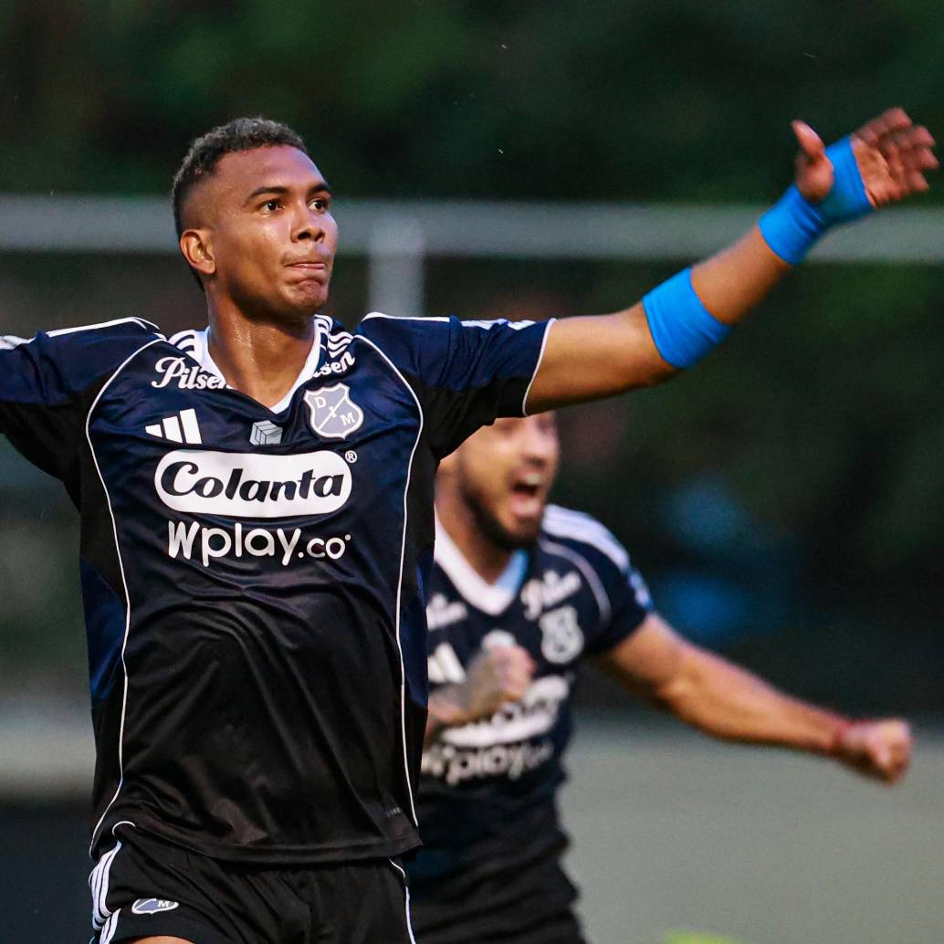 Los aficionados que llegaron a las tribunas del estadio prendieron, durante los últimos minutos del encuentro, las linternas de sus celulares, a modo de protesta por la oscuridad y como una manera de que el escenario deportivo se iluminara. Foto: Manuel Saldarriaga Quintero.