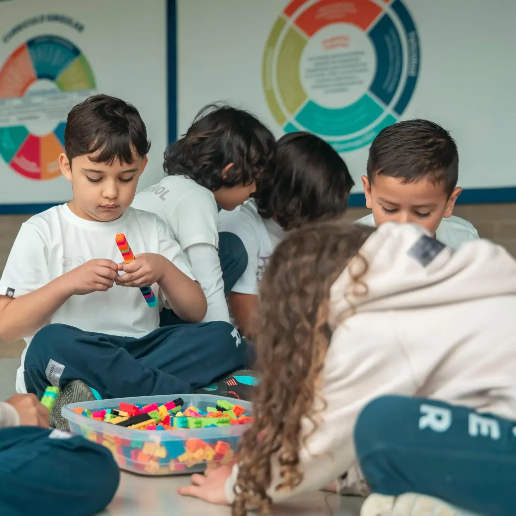 Ser School cuenta con 372 estudiantes matriculados, 379 graduados entre los que se destacan grandes artistas y líderes. Foto: Cortesía: 