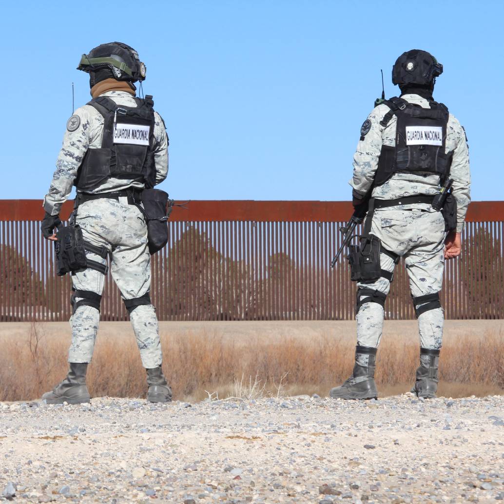 <span class="mln_uppercase_mln">Los</span><b><span class="mln_uppercase_mln"> detenidos por las autoridades mexicanas fueron hallados con armas largas y cortas, cartuchos, cocaína, metanfetamina, marihuana y 12 vehículos. FOTO: Xinhua</span></b>