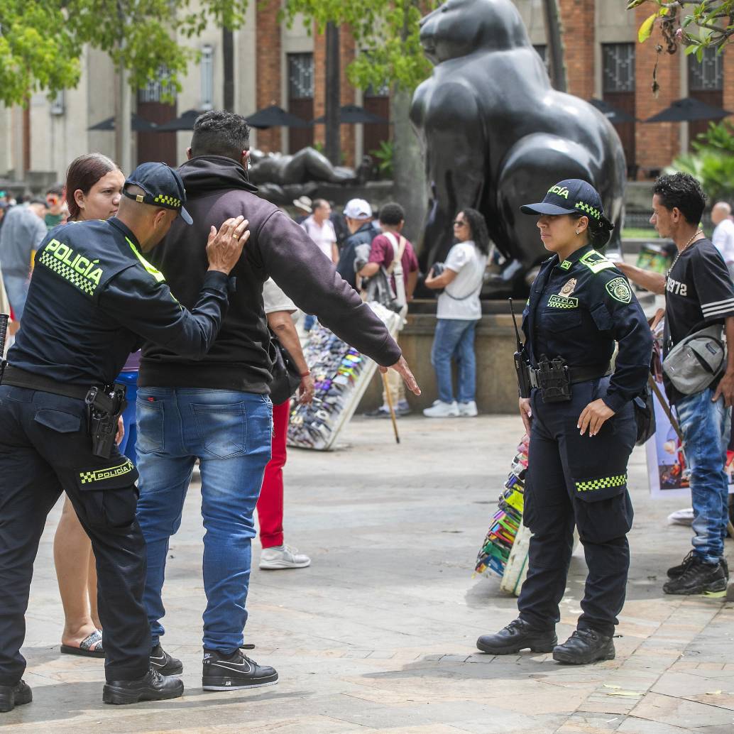 Descripción:Policía patruya frecuentemente el Centro de Medellín, donde ocurren la mayoría de homicidios y hurtos. Fecha de evento: 12/06/2025. Foto: Esneyder Gutiérrez