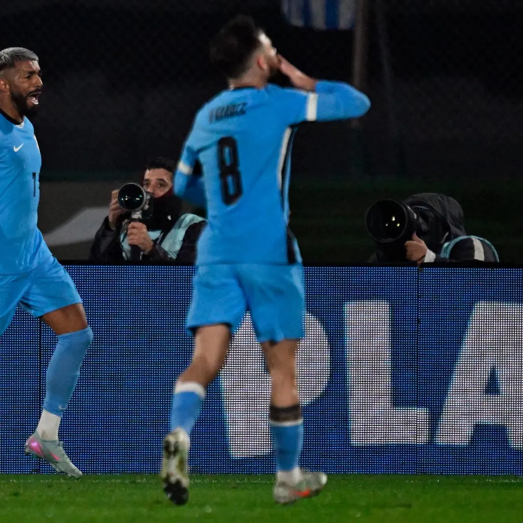 El futbolista Rodrigo Aguirre marcó el primer gol de Uruguay en el duelo ante los venezolanos. FOTO: X DE CONMEBOL
