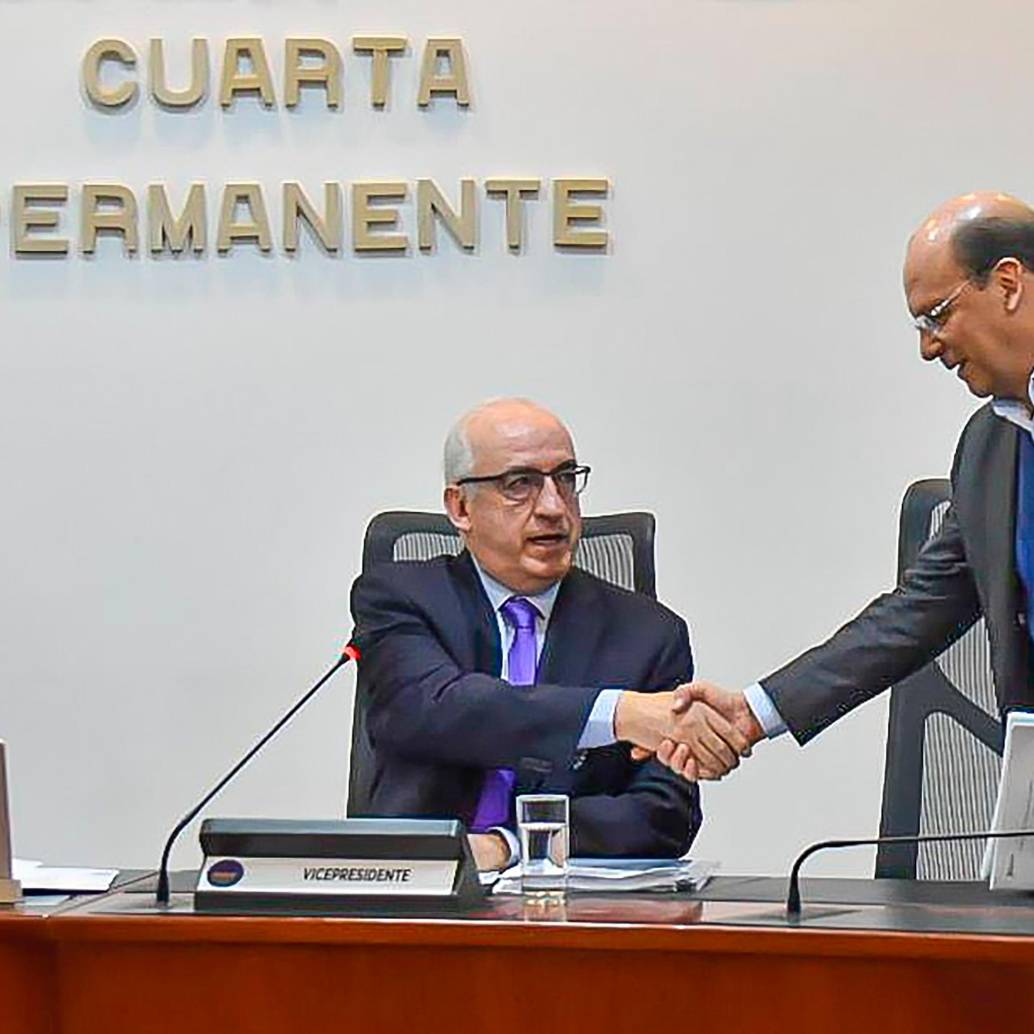 El gerente del Banco de la República, Leonardo Villar (sentado) y el ministro de Hacienda, Germán Ávila, estuvieron en un debate de control político en la Comisión Cuarta de la Cámara.<b><span class="mln_uppercase_mln"> </span></b>FOTO<b><span class="mln_uppercase_mln"> MinHacienda</span></b>