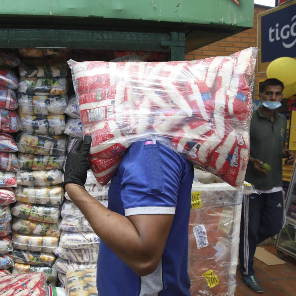 Con el fin de contrarrestar el ingreso ilegal de arroz y papa al país por la frontera con Ecuador, la Dian intensificó las acciones de control aduanero. Foto: EL COLOMBIANO
