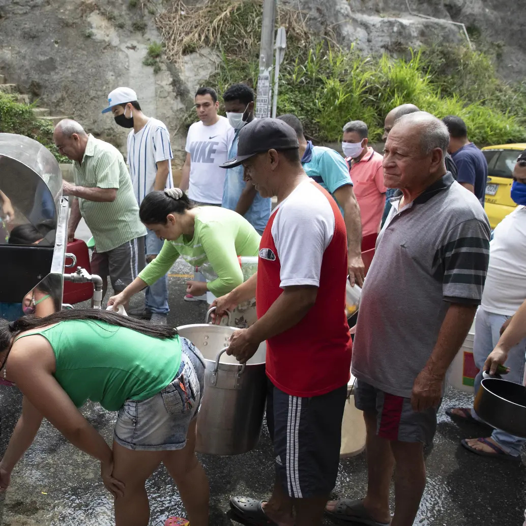 Imagen de referencia de un carrotanque surtiendo de agua a una comunidad de Medellín. Foto EL COLOMBIANO