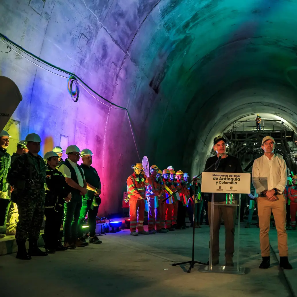 Andrés Julián Rendón, gobernador de Antioquia, Federico Gutiérrez, alcalde de Medellín, y trabajadores del Túnel del Toyo. Foto: Cortesía. 