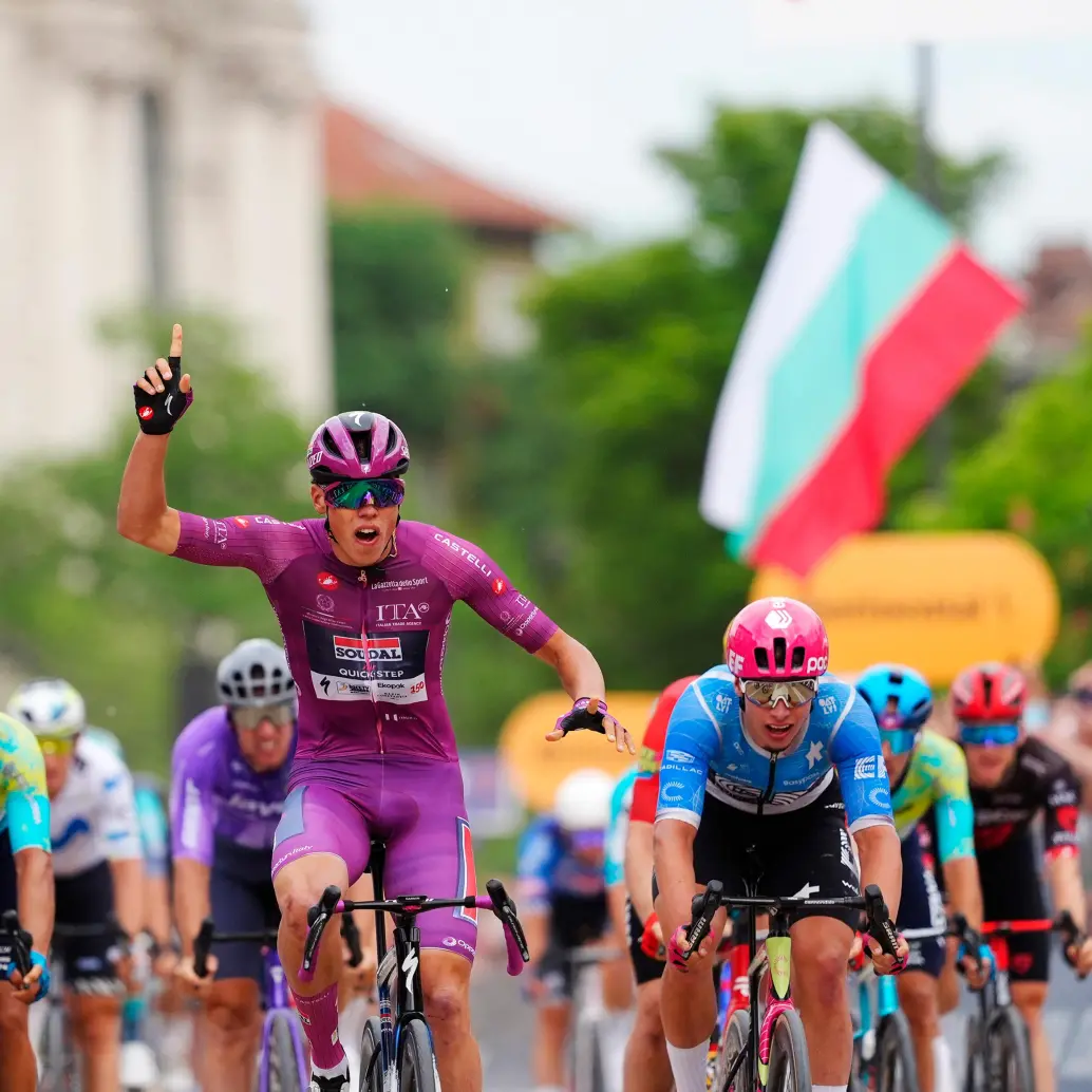 El ciclista francés Paul Magnier se quedó con la tercera etapa del Giro de Italia en Sofía, Bulgaria. Foto: tomada del x de GirodeItalia