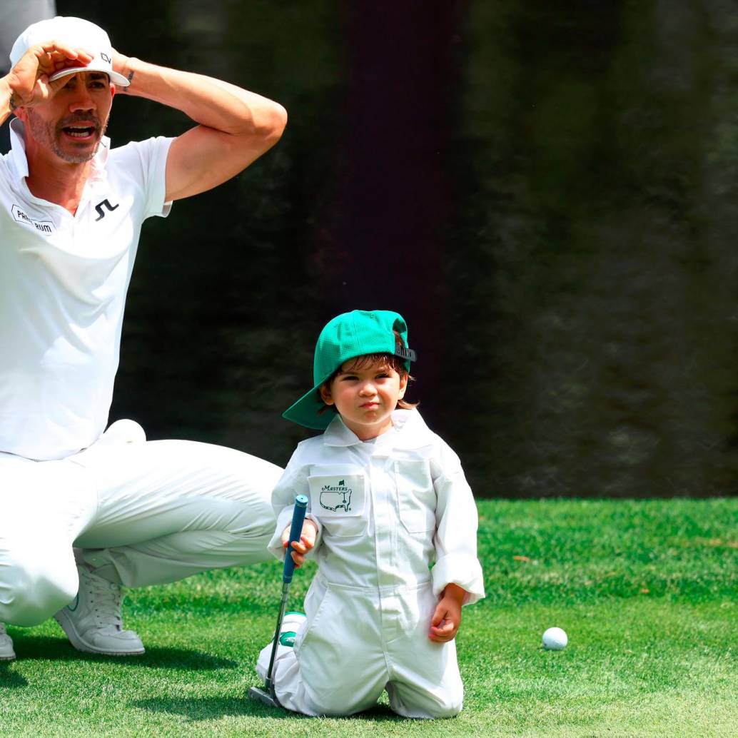 Camilo, que logró su séptima clasificación a Augusta, tuvo buenas sensaciones en su regreso al torneo. Acá al lado de su hijo Mateo. FOTO AFP