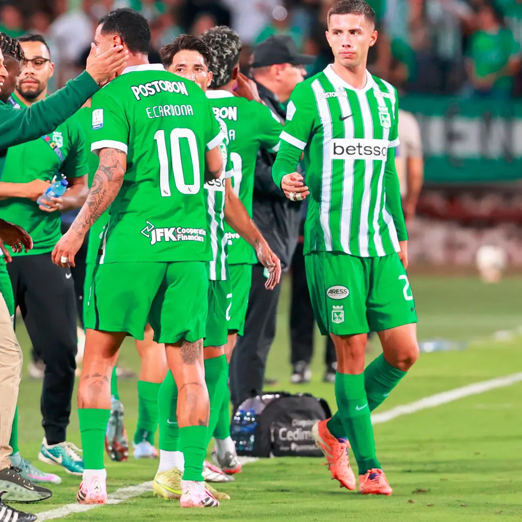 Edwin Cardona y el festejo de su golazo con el técnico Diego Arias. FOTO MANUEL SALDARRIAGA