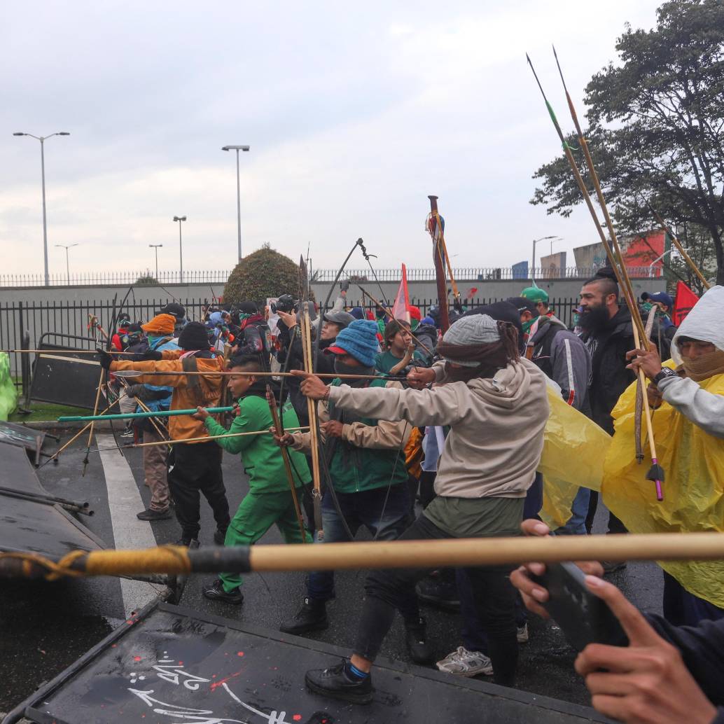 Protesta frente a la Embajada de Estados Unidos en Bogotá dejó a cuatro policías heridos. FOTOS: AFP 