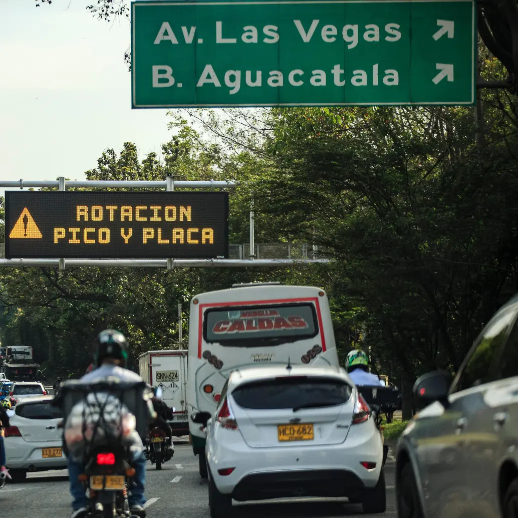 La restricción de pico y placa continuará aplicando, de lunes a viernes, de 5:00 de la mañana a 8:00 de la noche, en jornada continua. FOTO: CAMILO SUÁREZ