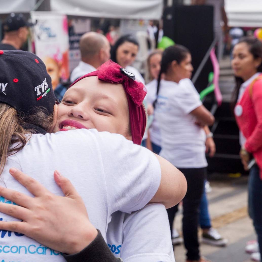 Según un estudio de datos, el abrazo consentido es uno de los mejores remedios para la salud mental y física. Foto: Carlos Velasquez. 