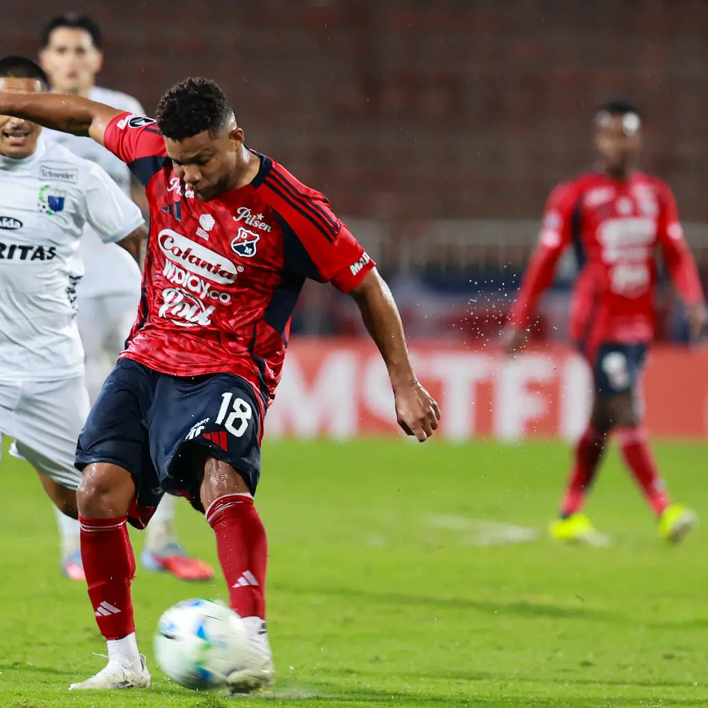 El futbolista antioqueño Frank Fabra es uno de los titulares del cuadro rojo en su visita a Uruguay. Foto: Manuel Saldarriaga