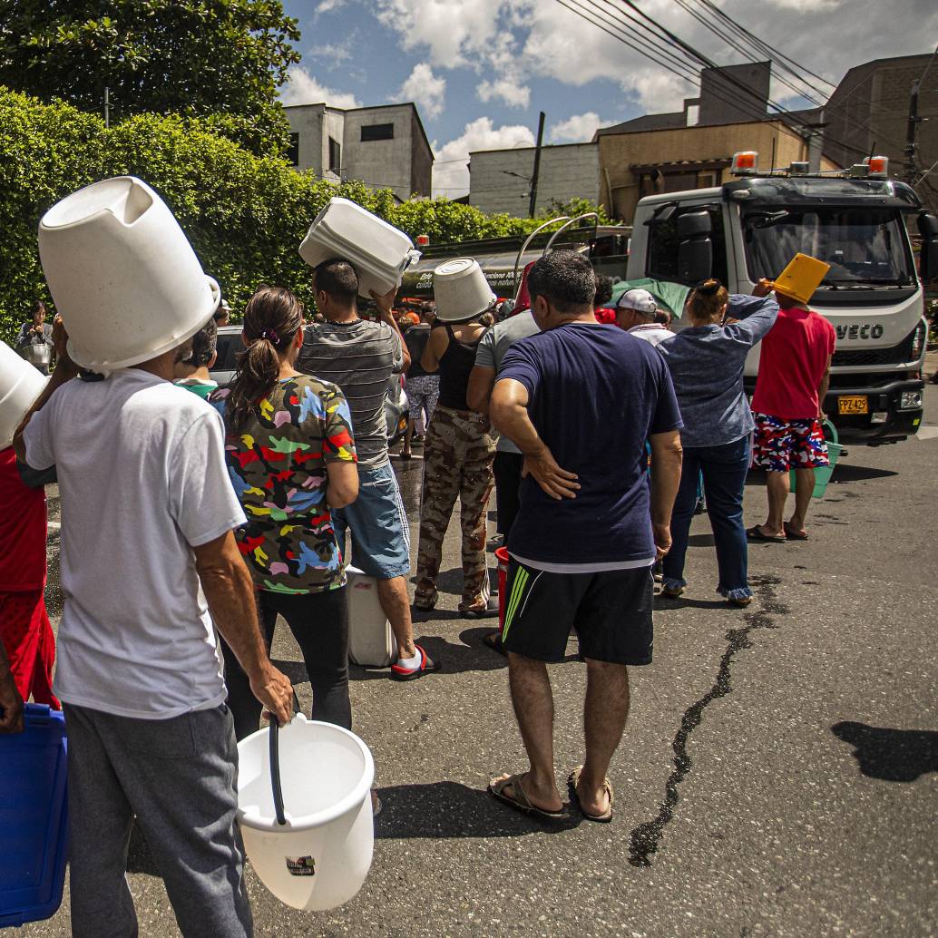 Imagen de referencia de una entrega de agua durante un corte del sistema de acueducto de EPM. Foto: EL COLOMBIANO